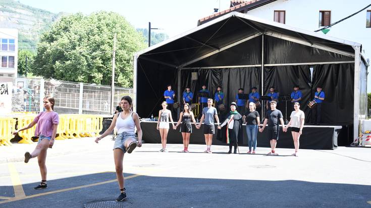 Tradiziozko dantza soka egin dute Kaletxikin