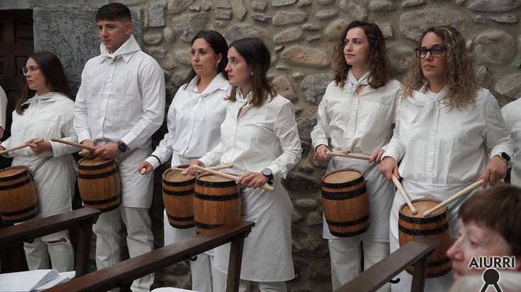 Zumeatarra elkartearen danborrada Santa Krutz elizan