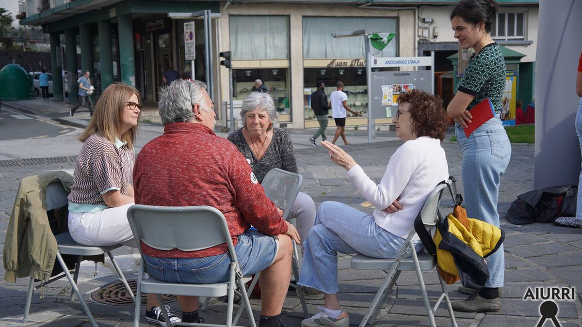 Mintzodromoa egin dute Plaza Morean