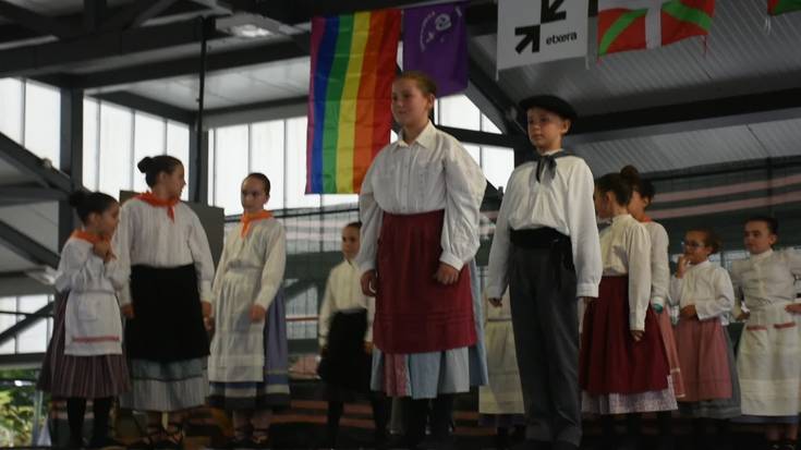 Bukalai taldeko gaztetxoak