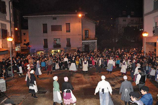 Jendetza hurbildu da Olentzero eta Mari Domingi agurtzera