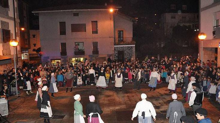 Jendetza hurbildu da Olentzero eta Mari Domingi agurtzera