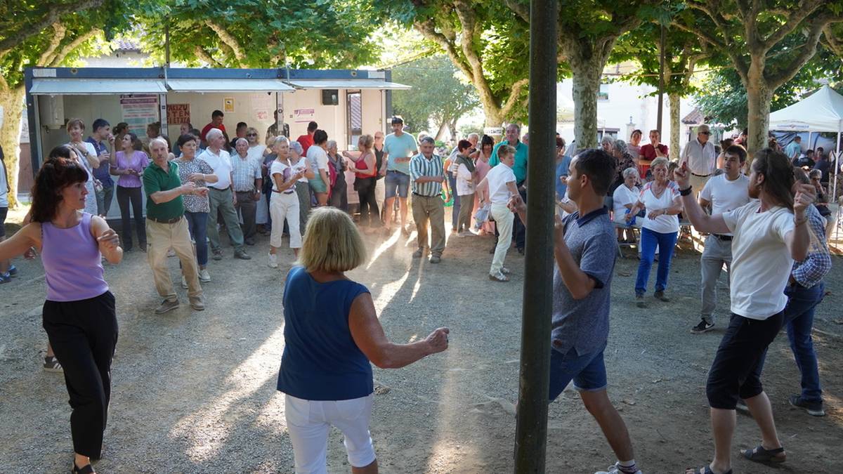 Jendetza elkartu da sagardo-dastaketan eta erromerian, asteburu osoko joerari eutsiz