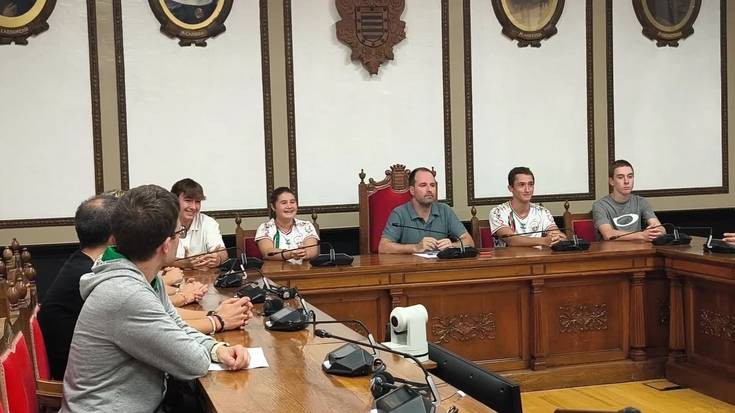 Udaletxean harrera-ekitaldia Beñat Fernandez, Dani Fernandez, Maren Telletxea eta Aimar Perez kirol txapeldunei