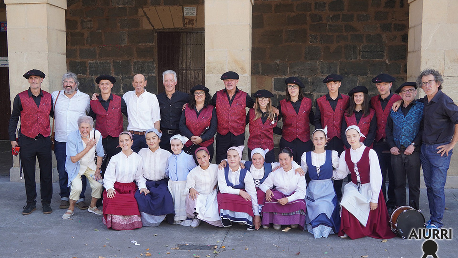Musikari eta dantzarien esker ona ere jaso du Antton Jauregik
