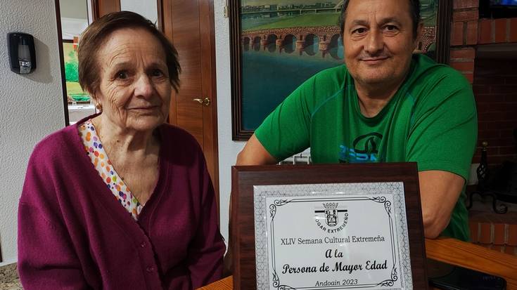 Maria Josefa Pinok jaso du Hogar Extremeñoren oroigarria