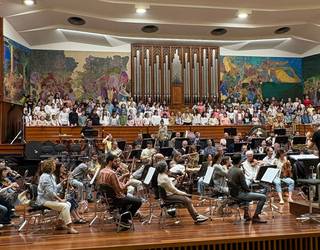 Udal Musika Eskolako haur abeslariak kantari Euskadiko Orkestrarekin