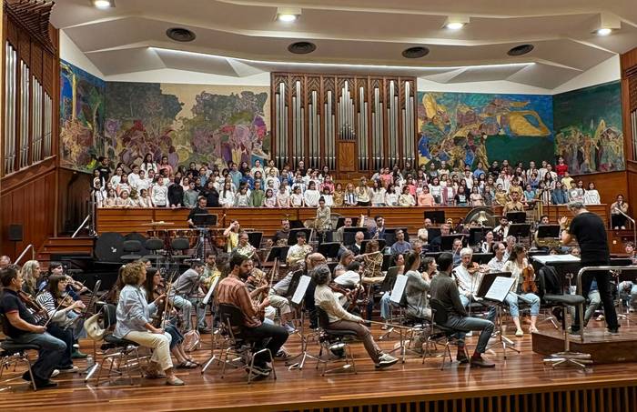 Udal Musika Eskolako haur abeslariak kantari Euskadiko Orkestrarekin