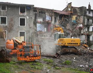 Etxeberrietako eraikinak eraisteari ekin diote