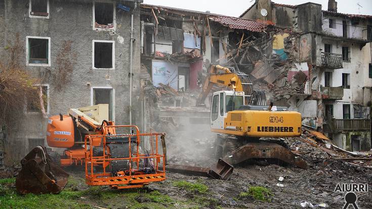 Etxeberrietako eraikinak eraisteari ekin diote