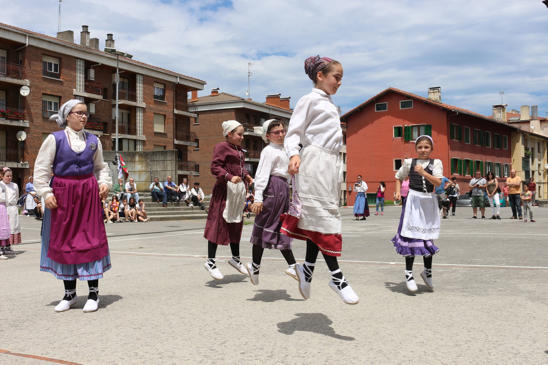Urnieta dantzan jaialdia ospakizun handia izaten zen herrian
