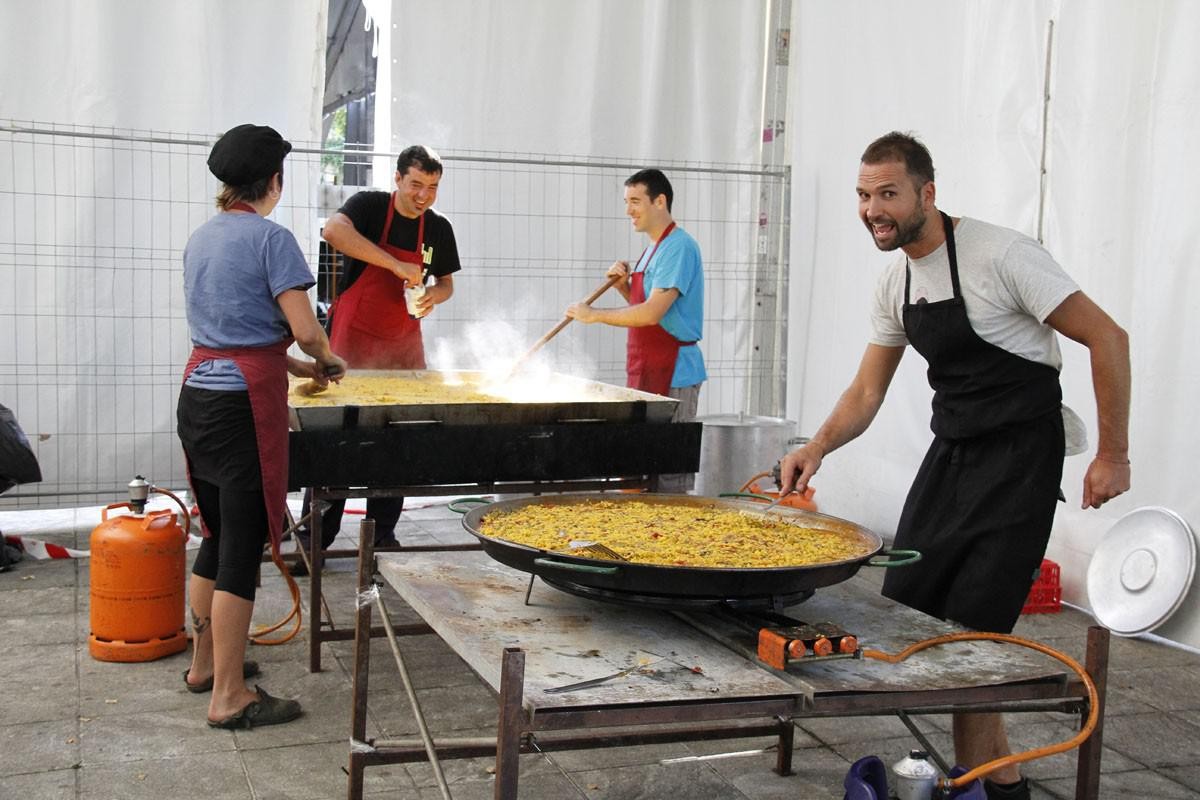 Paella bikaina dute bazkaltzeko urnietarrek herri bazkarian