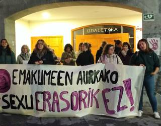 Elkarretaratze musikatua egin dute Adunan