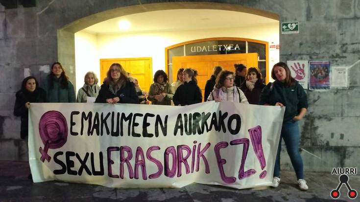 Elkarretaratze musikatua egin dute Adunan