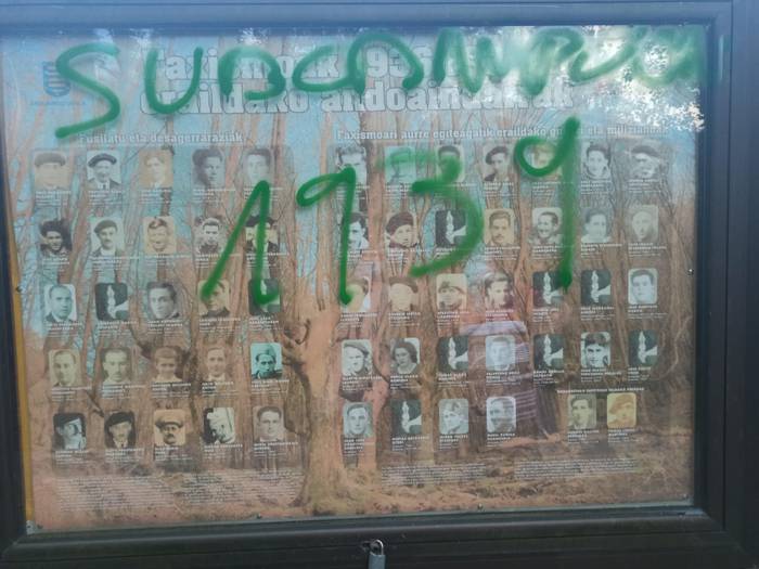 Pintada iraingarria 1936ko kolpe militarraren biktimen aldeko panelean