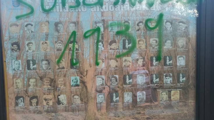 Pintada iraingarria 1936ko kolpe militarraren biktimen aldeko panelean