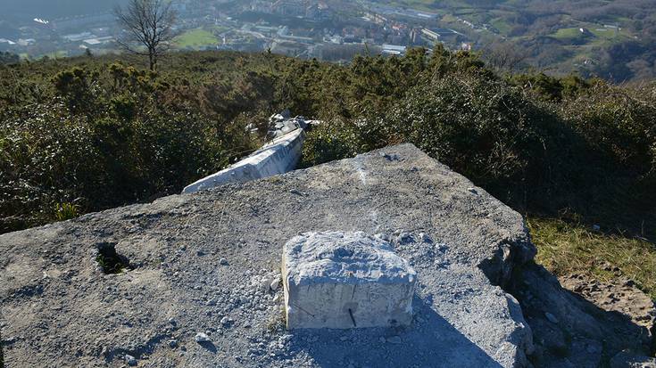 Oroituz oroimen-taldearen agiria, Buruntzako gurutzea eraitsi dutela-eta