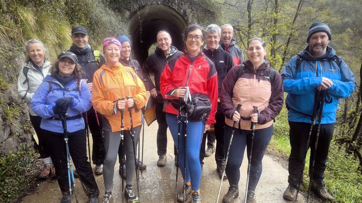 Leitzaran bailarako goi eta behe parajeetan barrena ibili dira ehunka mendizale, Aizkardiren 57. Mendi Ibilaldian