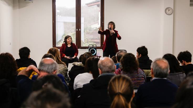 "Eskailerapekoa" ikuskizun berriak lehen barreak piztu ditu Adunan