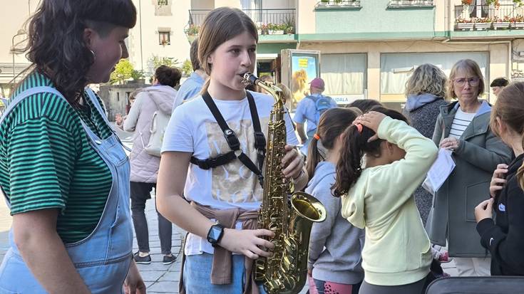 Musika tresnekin "Ate irekiak kalean" ospatu dute Plaza Morean