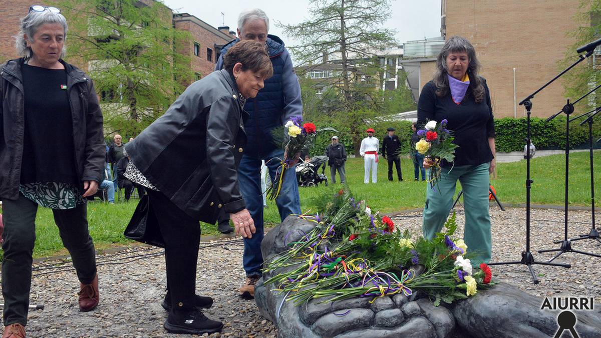 Frankismoaren biktimentzako egia eta justizia eskatu zuten hitzen, dantzen eta kantuen bidez