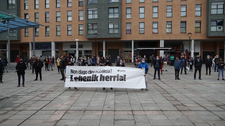 "Non dago diru publikoa?" lemapean konzentrazioa egin da Zumea plazan