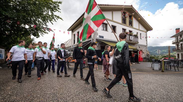 Oilasko biltzea eta argazki herrikoia atera dute Zizurkilgo herrigunean