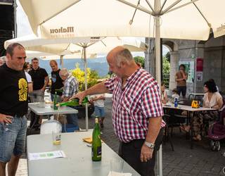 Sagardo dastaketak hartu du plaza Larraulen
