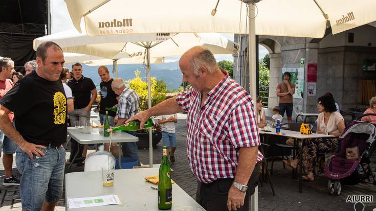 Sagardo dastaketak hartu du plaza Larraulen