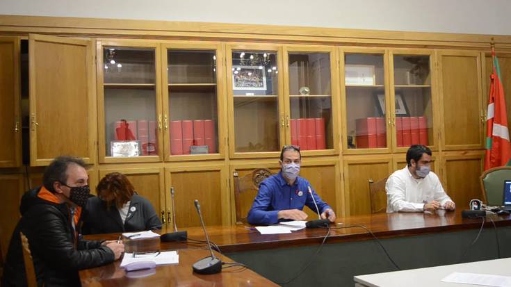 Indarkeria matxistaren biktima guztiak legez babestuak izateko eskaera sinatu du Urnietako Udalak