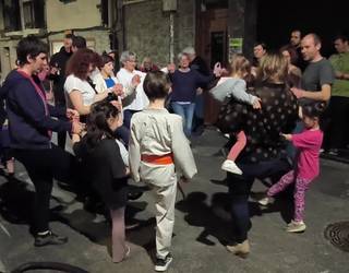 Bertso triki poteoa ospatu dute, Korrikaren atarian