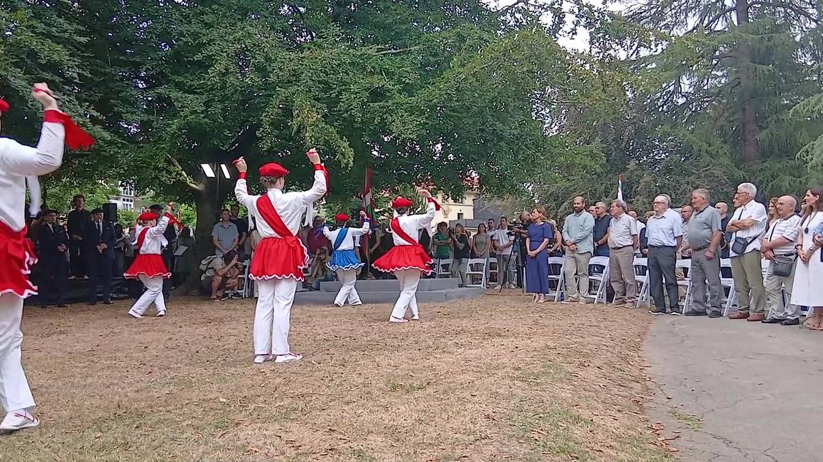 Bergarako udal hautetsien ekitaldian, dantzarien saioa