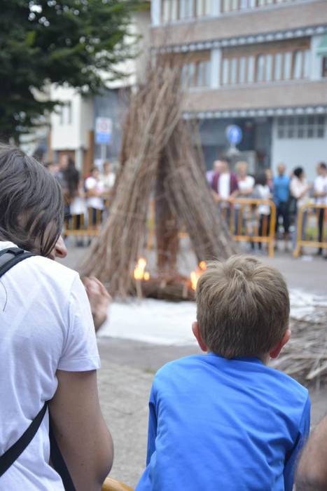 San Juan sua eta dantza tradizionalak Asteasun