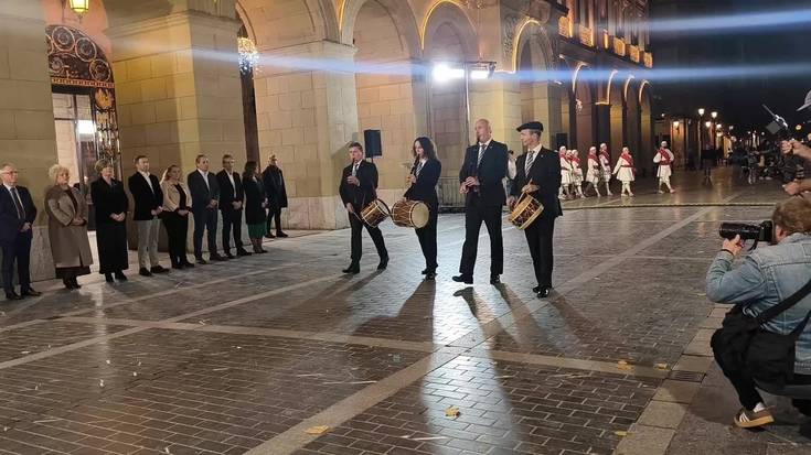 Ezpata Dantzarien harrera Lurdes Iriondori Gipuzkoako Urrezko Domina emate-ekitaldian