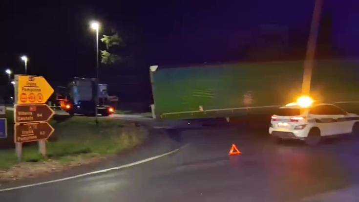 Alderik alde, traba egiten ari da kamioia N1 eta A15 errepideetarako sarbidean