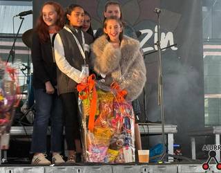 Kuadrilla eguneko iluntzean, mozorroak eta dantza-giroa nagusi