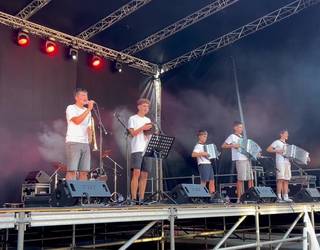 Plaza dantzan jarri du Ai ama! musika taldeak