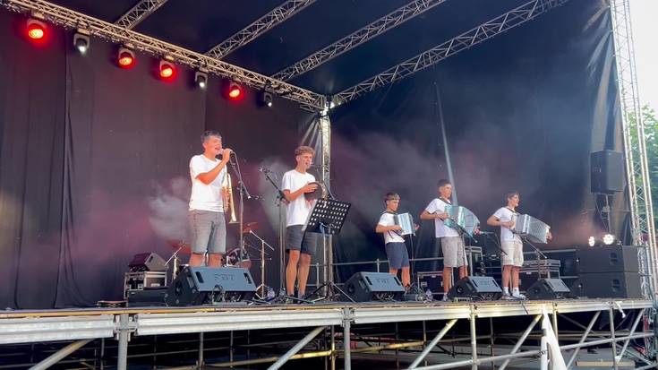 Plaza dantzan jarri du Ai ama! musika taldeak