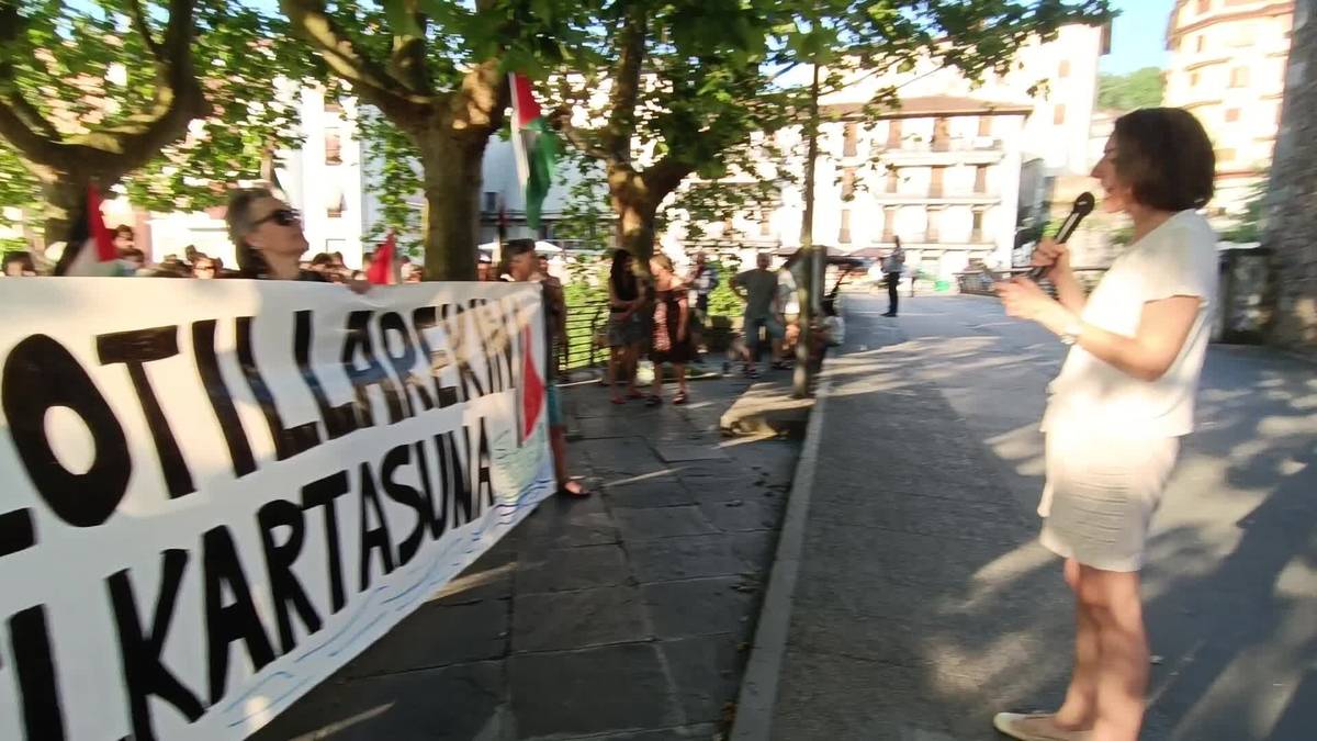Flotillako kideei elkartasuna adierazteko elkarretaratzea