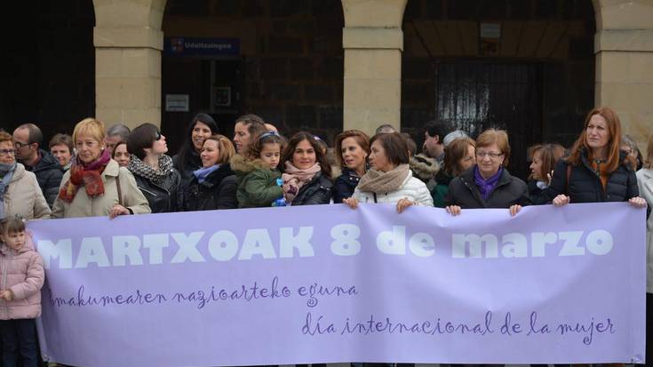 Urnietan elkarretaratzea egin zen, Martxoak8 egunaren harira