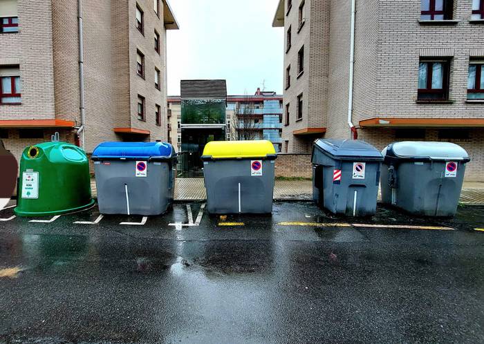Edukiontziak aldatuko dituzte herriguneko hainbat tokitan