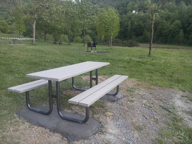 Komizar parkeko parrillak eta mahaiak berritu ditu Udalak