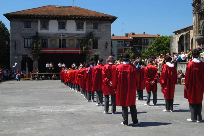 Eguraldia hotza baina giroa beroa Urnietan Errege magoei harrera egiteko