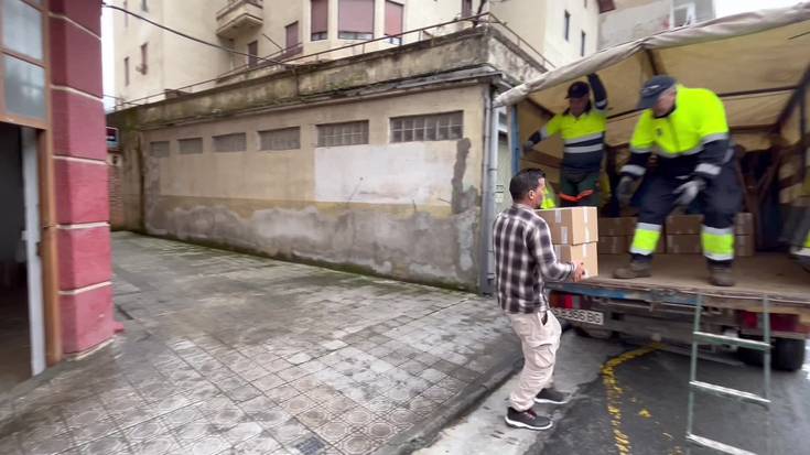 Saharako bidea hartzear dira Andoainen jasotako elikagaiak