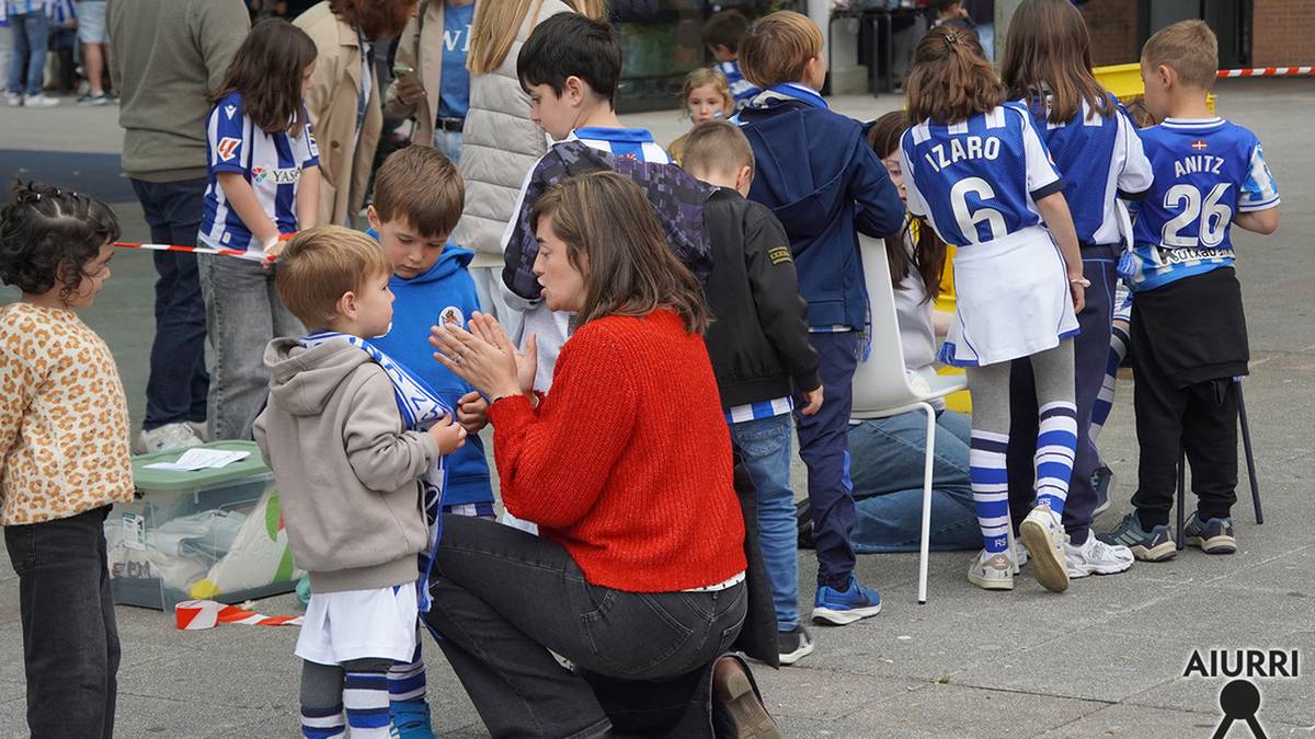 Zuri urdinez margotzen ari dira Zumea plaza