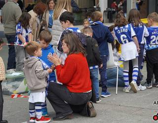 Zuri urdinez margotzen ari dira Zumea plaza