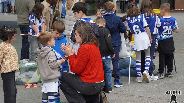 Zuri urdinez margotzen ari dira Zumea plaza