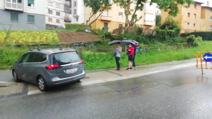 Zuloa bete eta lurzorua berritu arte trafikoa berbideratu dute, Erroitz kalean