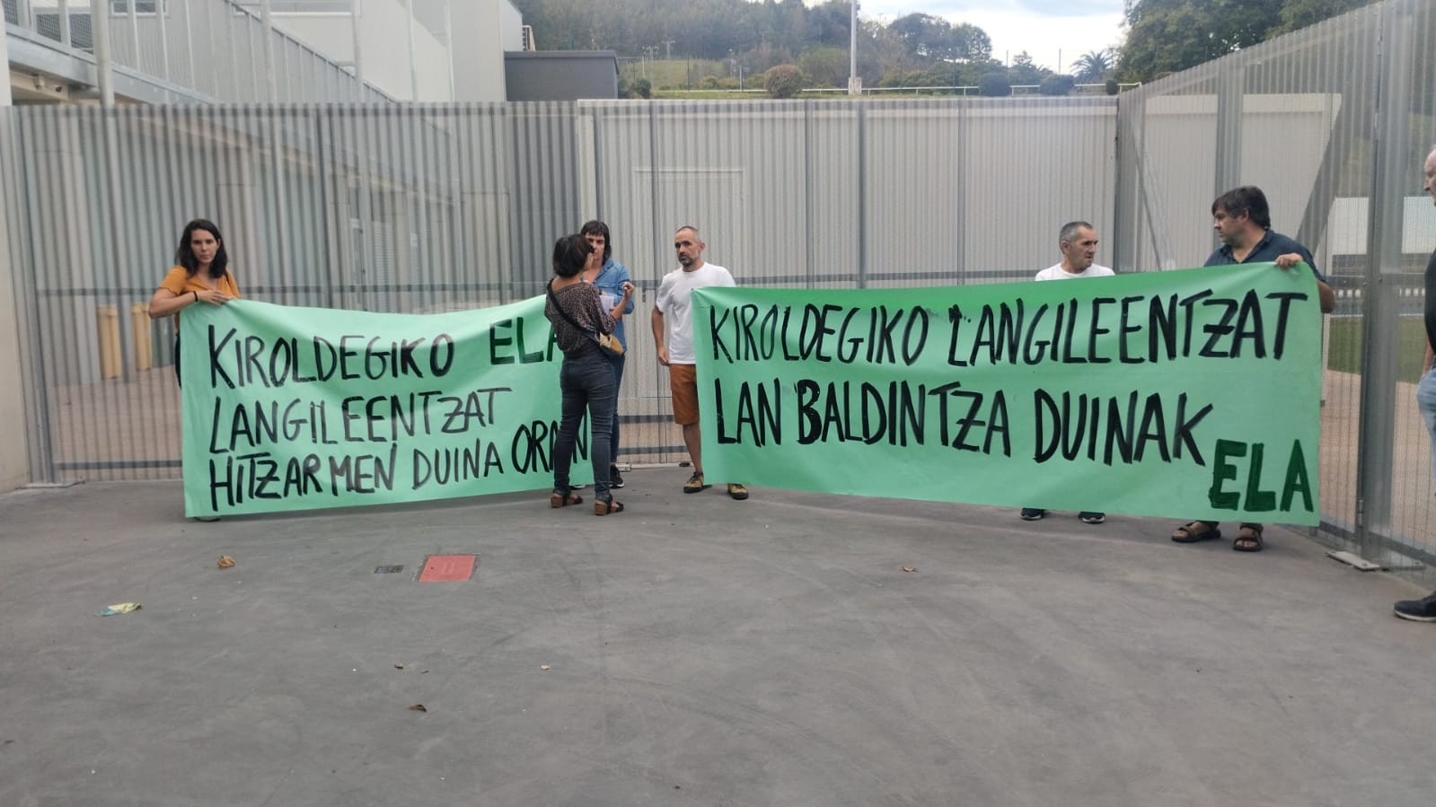 Protesta egin dute kiroldegiko langileek, lan-baldintza duinen alde