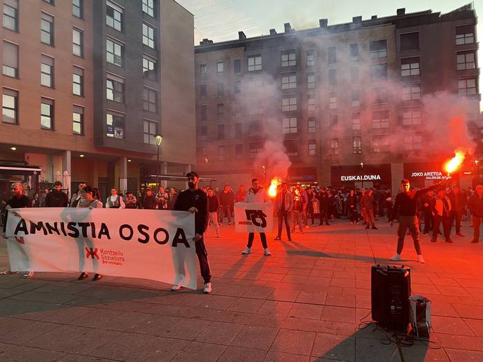 Amnistiaren aldeko elkarretaratzea egin zuten larunbat arratsaldean